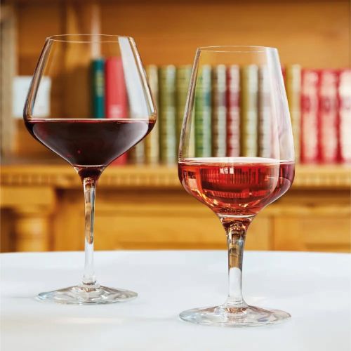 Sublym Multi Use glas 35 cl met drankvulling gepresenteerd in een sfeervolle setting. Sublym Multi Use glas 35 cl met drankvulling gepresenteerd in een sfeervolle setting.
