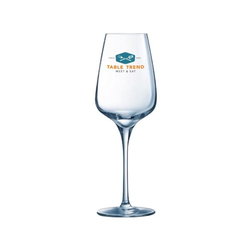 Voorzijde van het Sublym wijnglas 25 cl. bedrukt met meerkleurig TableTrend-logo. Voorzijde van het Sublym wijnglas 25 cl. bedrukt met meerkleurig TableTrend-logo.
