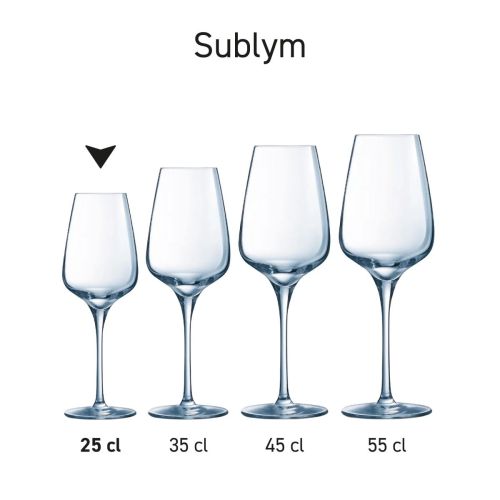 Sublym wijnglazen gepresenteerd in een serieopstelling met identieke glasvorm. Sublym wijnglazen gepresenteerd in een serieopstelling met identieke glasvorm.