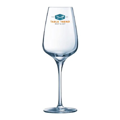 Voorzijde van het Sublym wijnglas 45 cl bedrukt met meerkleurig TableTrend-logo. Voorzijde van het Sublym wijnglas 45 cl bedrukt met meerkleurig TableTrend-logo.