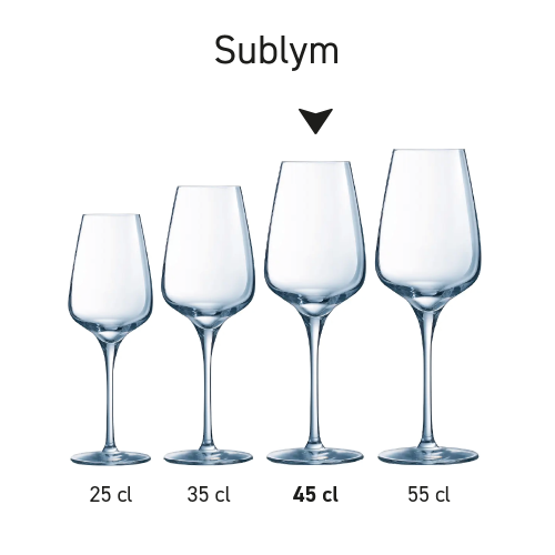 Sublym wijnglazen naast elkaar gepresenteerd als serie met identieke uitvoering en verschillende inhoudsmaten. Sublym wijnglazen naast elkaar gepresenteerd als serie met identieke uitvoering en verschillende inhoudsmaten.
