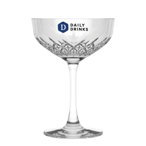 Timeless champagnecoupe 25,5 cl bedrukt met meerkleurig DailyDrinks-logo op het vooraanzicht van het glas. Timeless champagnecoupe 25,5 cl bedrukt met meerkleurig DailyDrinks-logo op het vooraanzicht van het glas.