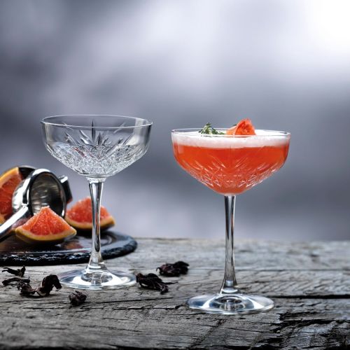 Timeless champagnecoupe 25,5 cl. met drankvulling, sfeervol gepresenteerd in een sfeeromgeving. Timeless champagnecoupe 25,5 cl. met drankvulling, sfeervol gepresenteerd in een sfeeromgeving.