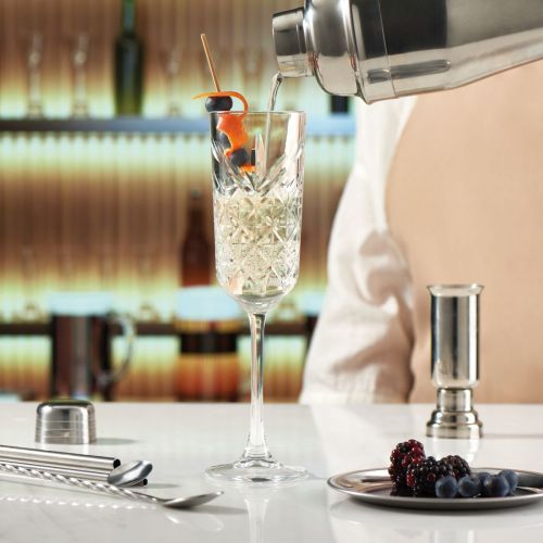 Gevulde Timeless champagneflute 17,5 cl. tijdens gebruiksmoment in een sfeervolle omgeving, geschikt voor feestelijke dranken. Gevulde Timeless champagneflute 17,5 cl. tijdens gebruiksmoment in een sfeervolle omgeving, geschikt voor feestelijke dranken.