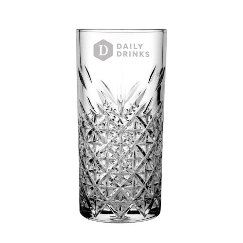 Voorzijde van het glas voorzien van gegraveerd DailyDrinks-logo, minimalistisch zichtbaar. Voorzijde van het glas voorzien van gegraveerd DailyDrinks-logo, minimalistisch zichtbaar.