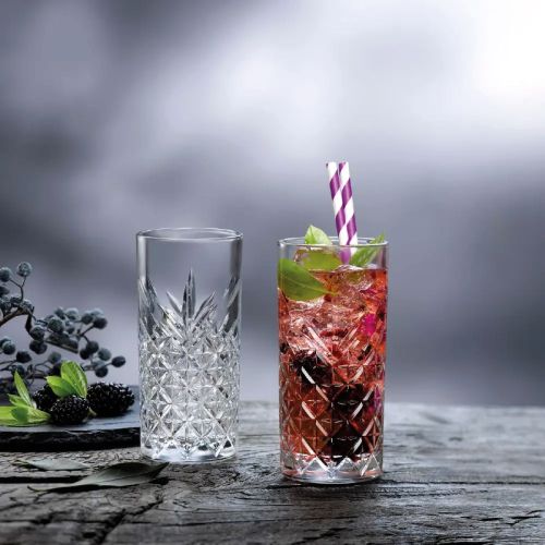 Gevuld Timeless Longdrink glas, sfeervol gepresenteerd in interieur met drank. Gevuld Timeless Longdrink glas, sfeervol gepresenteerd in interieur met drank.