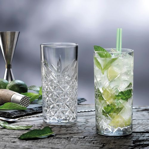 Timeless Longdrink glas 45 cl. met vulling, geplaatst in een sfeervolle setting. Timeless Longdrink glas 45 cl. met vulling, geplaatst in een sfeervolle setting.