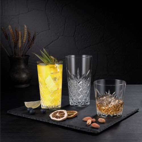 Glas gevuld met drank, sfeervol gepresenteerd in interieursetting. Glas gevuld met drank, sfeervol gepresenteerd in interieursetting.
