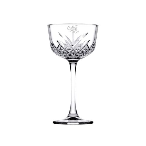 Gravure van het CoffeeCo-logo zichtbaar op het vooraanzicht van het Nick & Nora Glas 16 cl. Gravure van het CoffeeCo-logo zichtbaar op het vooraanzicht van het Nick & Nora Glas 16 cl.