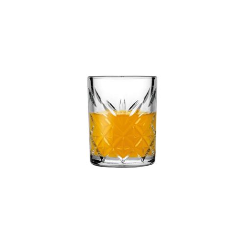 Gevuld Timeless Shotglas 6 cl. tegen witte achtergrond met zichtbare vloeistofinhoud. Gevuld Timeless Shotglas 6 cl. tegen witte achtergrond met zichtbare vloeistofinhoud.