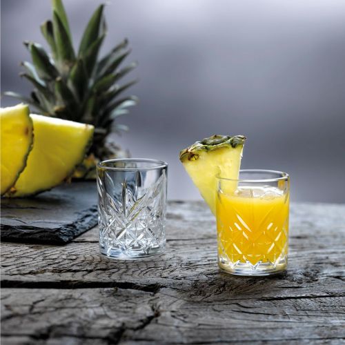 Shotglas 6 cl. gevuld in een sfeervolle setting. Shotglas 6 cl. gevuld in een sfeervolle setting.
