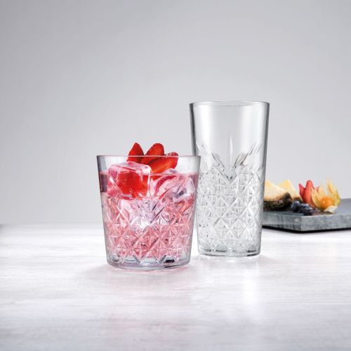 Gevuld Timeless stapelglas in warme sfeerruimte op effen ondergrond. Gevuld Timeless stapelglas in warme sfeerruimte op effen ondergrond.