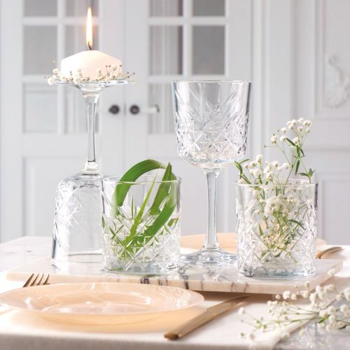 Gevuld Timeless wijnglas geplaatst in sfeervolle omgeving met natuurlijke belichting. Gevuld Timeless wijnglas geplaatst in sfeervolle omgeving met natuurlijke belichting.