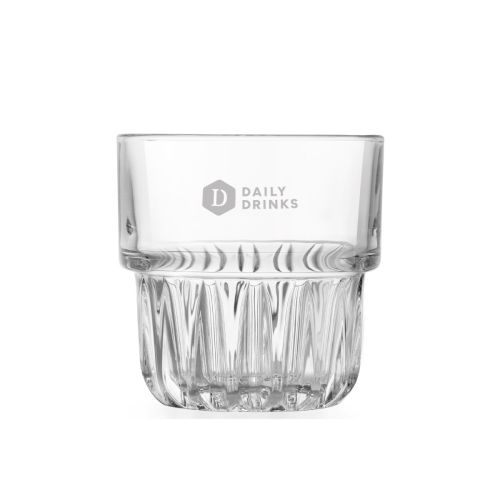 Gravure van DailyDrinks-logo zichtbaar op transparante Onis tumbler 23 cl. in vooraanzicht. Gravure van DailyDrinks-logo zichtbaar op transparante Onis tumbler 23 cl. in vooraanzicht.