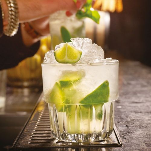 Gevuld Tumbler Onis 23 cl glas geplaatst in een sfeervolle setting. Gevuld Tumbler Onis 23 cl glas geplaatst in een sfeervolle setting.
