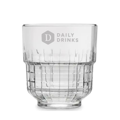 Voorzijde van het Onis glas 35 cl. met gegraveerd DailyDrinks-logo subtiel verwerkt in het glas. Voorzijde van het Onis glas 35 cl. met gegraveerd DailyDrinks-logo subtiel verwerkt in het glas.