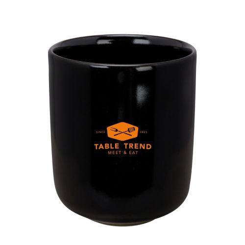 Eénkleurig TableTrend-logo op de voorzijde van een porseleinen beker 35 cl. zonder oor. Eénkleurig TableTrend-logo op de voorzijde van een porseleinen beker 35 cl. zonder oor.