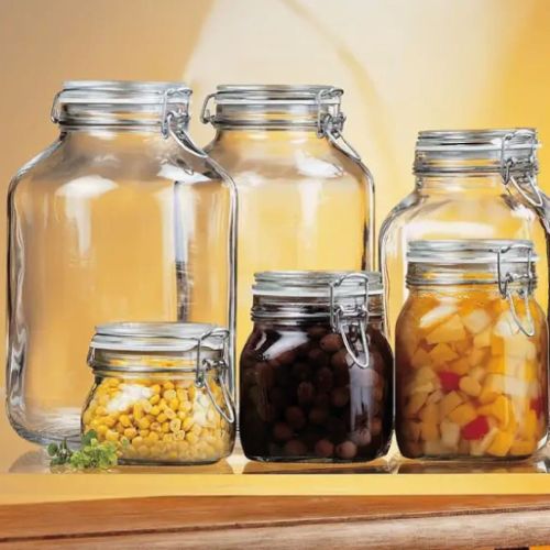 Sfeerbeeld van gevulde vierkante glazen Fido weckpot 2 liter met bedrukt in keukenruimte.