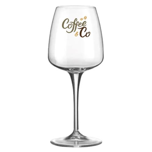 Voorzijde van het Aurum wijnglas met meerkleurig CoffeeCo-logo bedrukt op het 52 cl. glasoppervlak. Voorzijde van het Aurum wijnglas met meerkleurig CoffeeCo-logo bedrukt op het 52 cl. glasoppervlak.