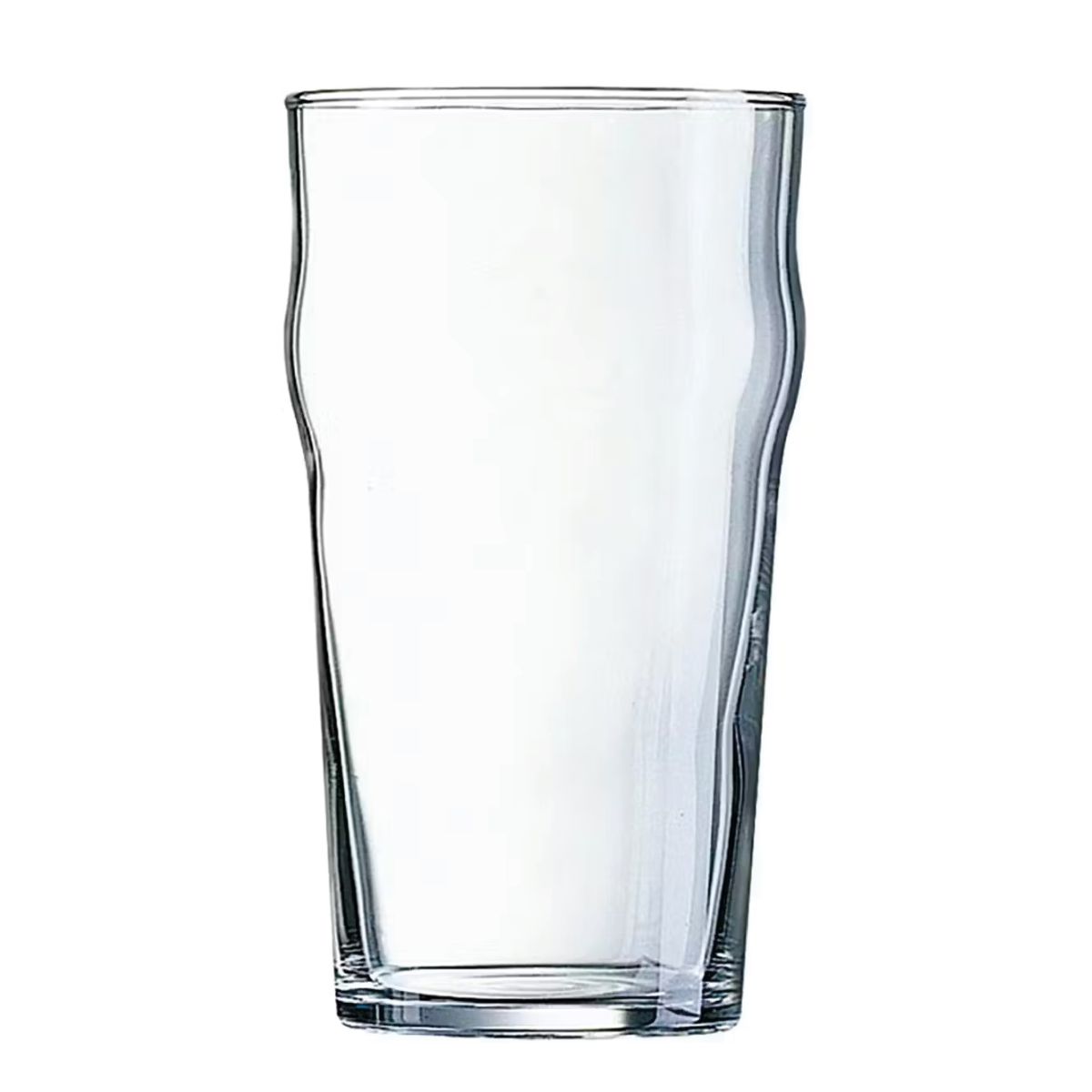 Recht vooraanzicht van het royale 57 cl Arcoroc Nonic bierglas met herkenbare bolling. Recht vooraanzicht van het royale 57 cl Arcoroc Nonic bierglas met herkenbare bolling.