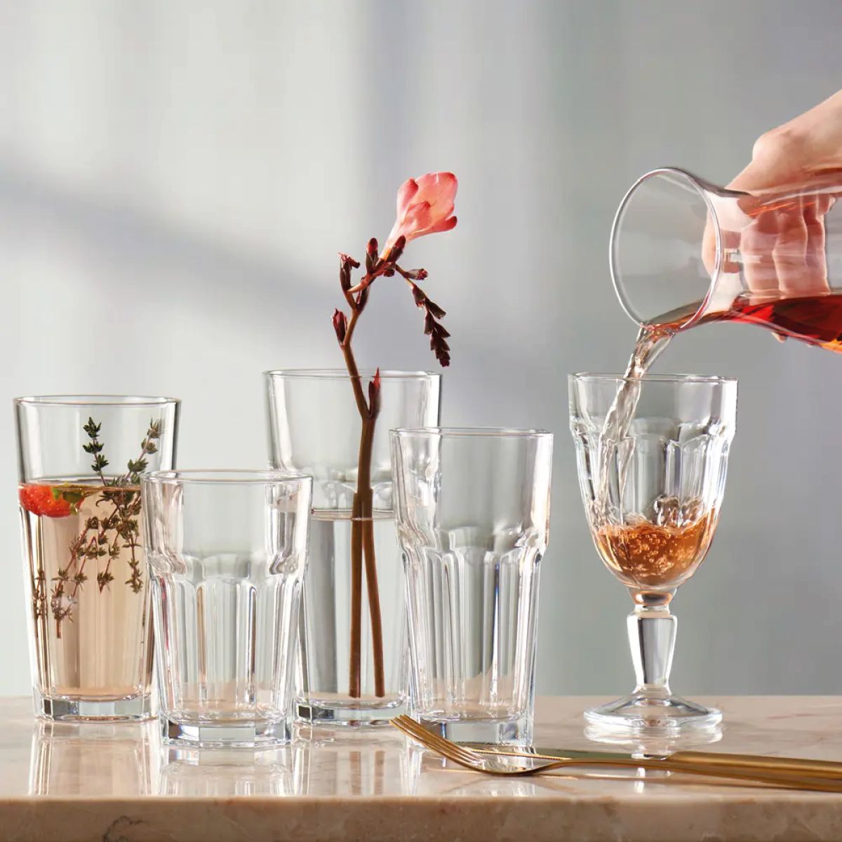 Casablanca Latte Hoog glas 28,5 cl. in gebruikssituatie met drank, vastgelegd in actiebeeld.