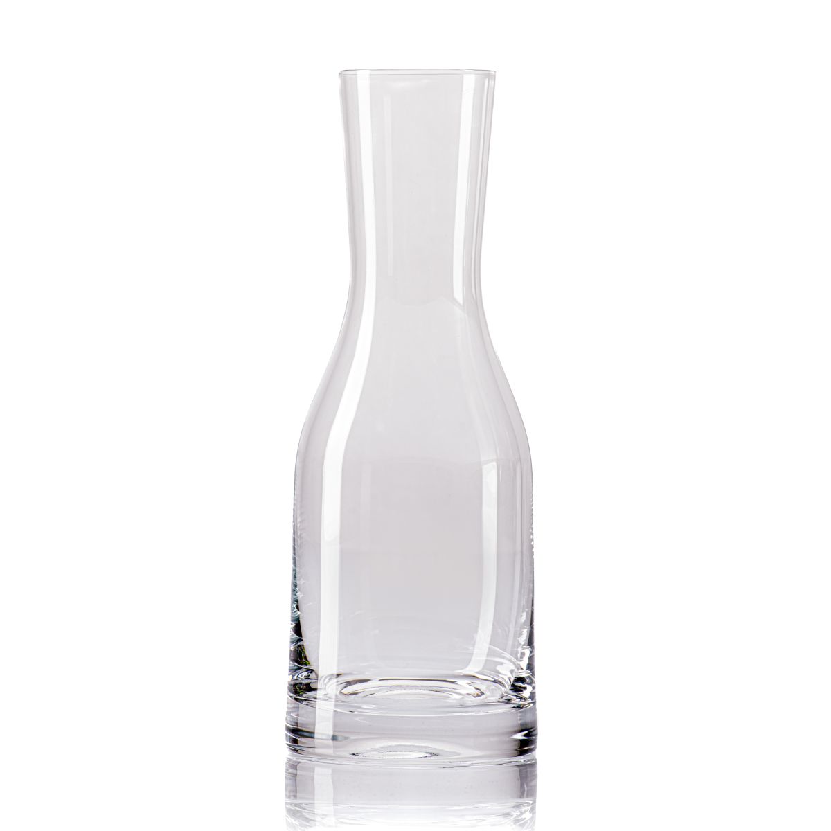 Recht vooraanzicht van de karaf Le Marc 75 cl met elegante, ronde vorm en taps toelopende hals. Recht vooraanzicht van de karaf Le Marc 75 cl met elegante, ronde vorm en taps toelopende hals.
