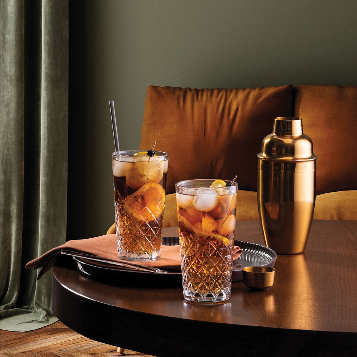 Gevuld Timeless Longdrink glas 45 cl. sfeervol gepresenteerd in moderne ruimte.