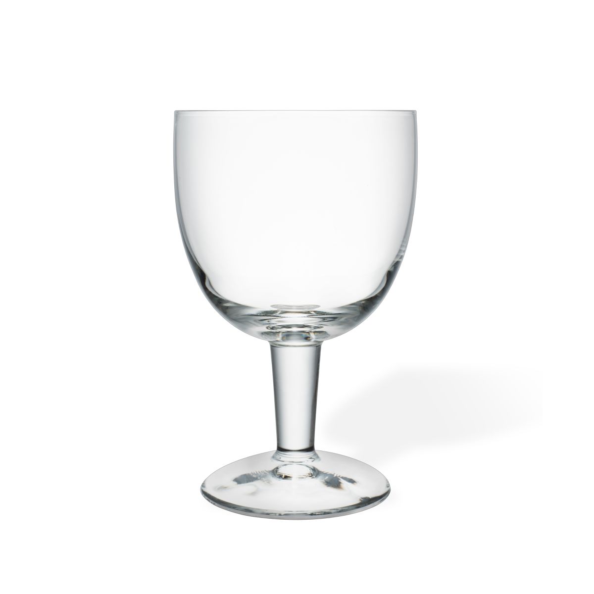 Vooraanzicht van het Trappist glas met tapmaat van 15 cl, met brede kelk en korte steel. Vooraanzicht van het Trappist glas met tapmaat van 15 cl, met brede kelk en korte steel.